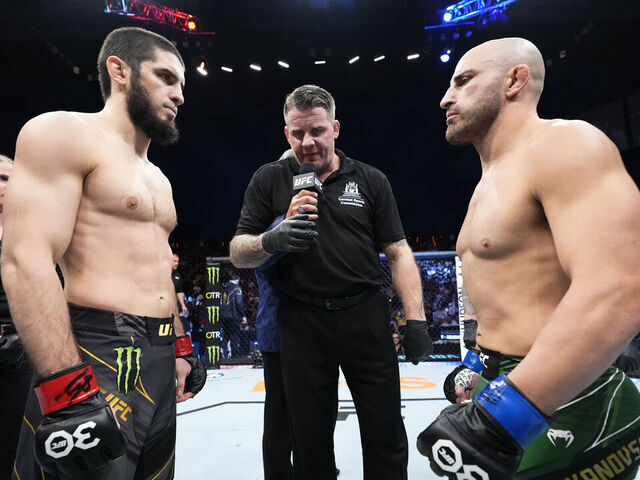 PERTH, AUSTRALIA - FEBRUARY 12: (L-R) Opponents Islam Makhachev of Russia and Alexander Volkanovski of Australia face off prior to their UFC lightweight championship fight during the UFC 284 event at RAC Arena on February 12, 2023 in Perth, Australia.