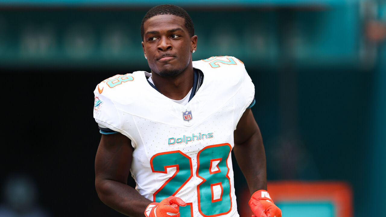 MIAMI GARDENS, FLORIDA - OCTOBER 08: De'Von Achane #28 of the Miami Dolphins takes the field prior to a game against the New York Giants at Hard Rock Stadium on October 08, 2023 in Miami Gardens, Florida.