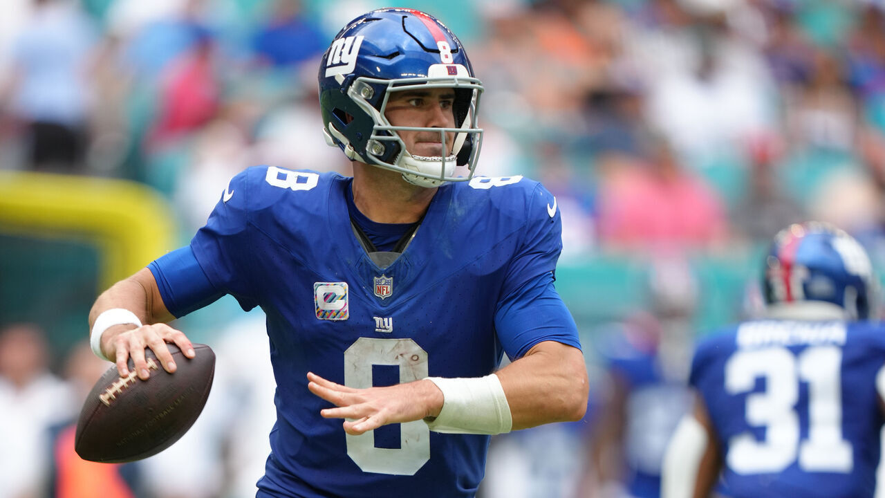 MIAMI GARDENS, FL - OCTOBER 08: New York Giants quarterback Daniel Jones (8)makes a pass attempt during the game between the New York Giants and the Miami Dolphins on Sunday, October 8, 2023 at Hard Rock Stadium, Miami Gardens, Fla.