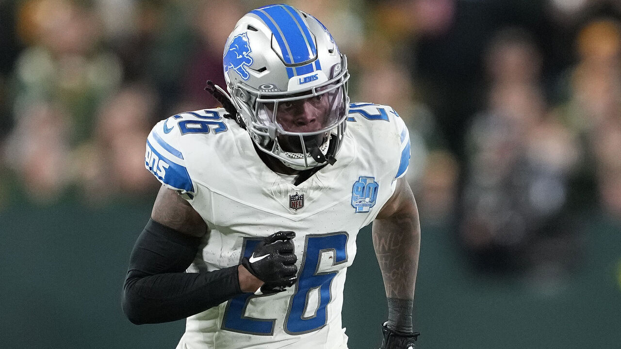 GREEN BAY, WISCONSIN - SEPTEMBER 28: Jahmyr Gibbs #26 of the Detroit Lions runs a route against the Green Bay Packers during the first half in the game at Lambeau Field on September 28, 2023 in Green Bay, Wisconsin.