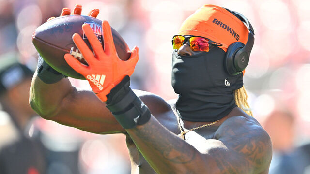 CLEVELAND, OHIO - OCTOBER 01: David Njoku #85 of the Cleveland Browns warms up prior to a game against the Baltimore Ravens at Cleveland Browns Stadium on October 01, 2023 in Cleveland, Ohio.