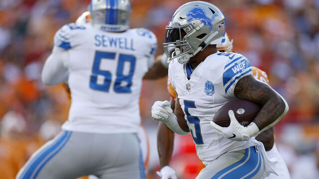 TAMPA, FLORIDA - OCTOBER 15: David Montgomery #5 of the Detroit Lions runs the ball during the first quarter against the Tampa Bay Buccaneers at Raymond James Stadium on October 15, 2023 in Tampa, Florida.
