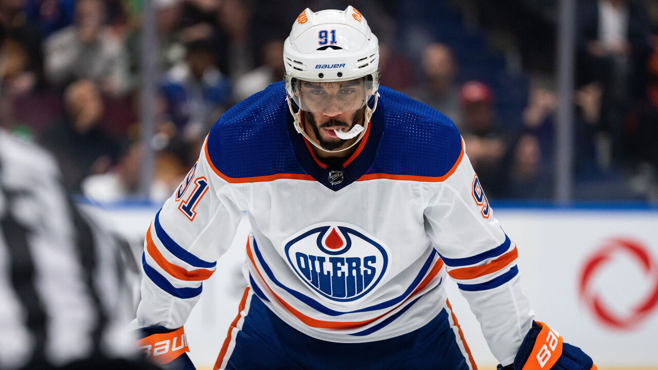 VANCOUVER, BC - OCTOBER 11: Edmonton Oilers left wing Evander Kane (91) waits for a face-off during the second period of an NHL game against the Vancouver Canucks on October 11, 2023, at Rogers Arena in Vancouver, B.C.