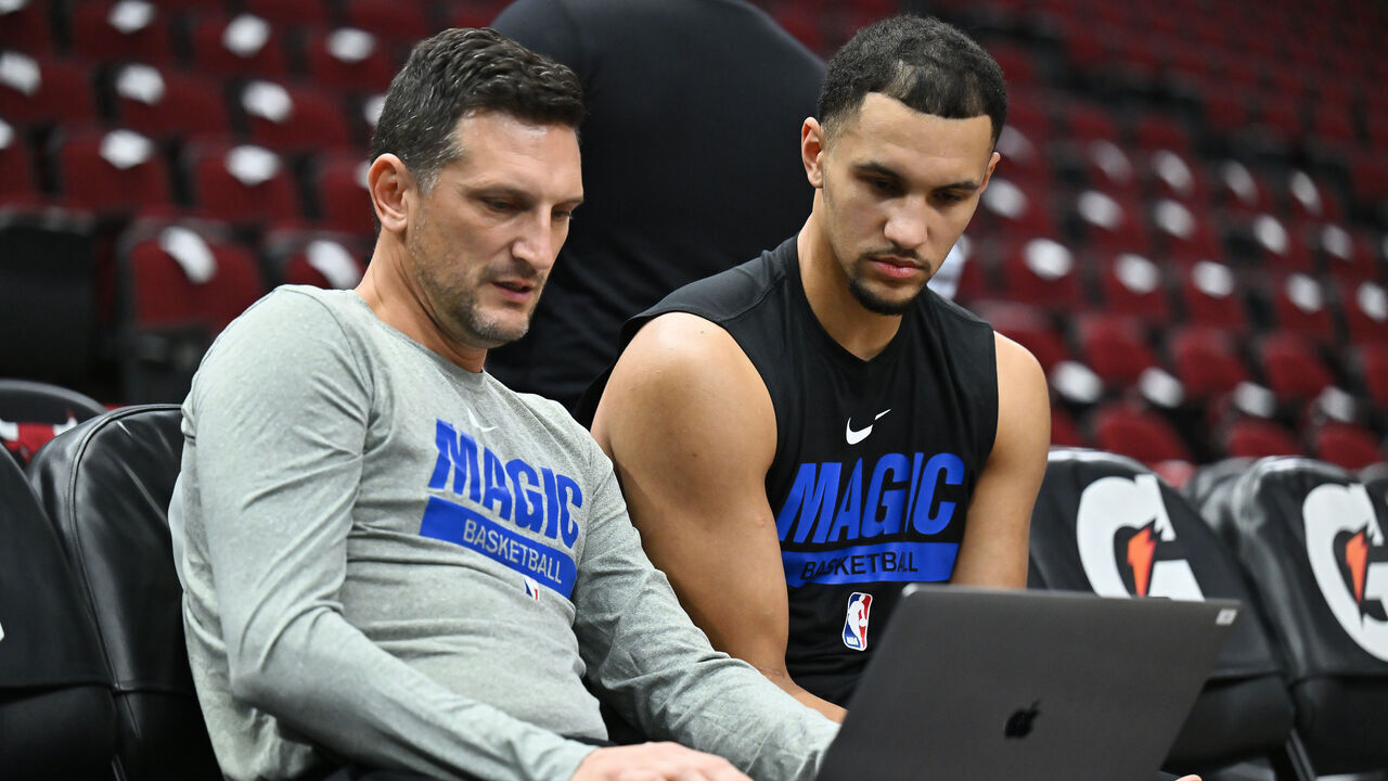 CHICAGO, ILLINOIS - NOVEMBER 18: Assistant Coach Nate Tibbetts and Jalen Suggs #4 of the Orlando Magic watch video during a shoot around before a game against the Chicago Bulls on November 18, 2022 at the United Center in Chicago, Illinois.