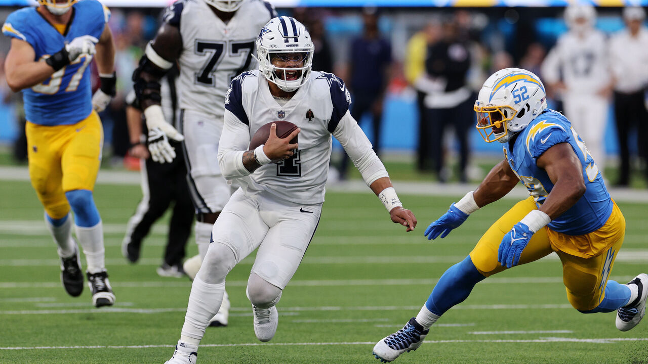 INGLEWOOD, CALIFORNIA - OCTOBER 16: Dak Prescott #4 of the Dallas Cowboys runs for a touchdown in the first quarter against the Los Angeles Chargers at SoFi Stadium on October 16, 2023 in Inglewood, California.