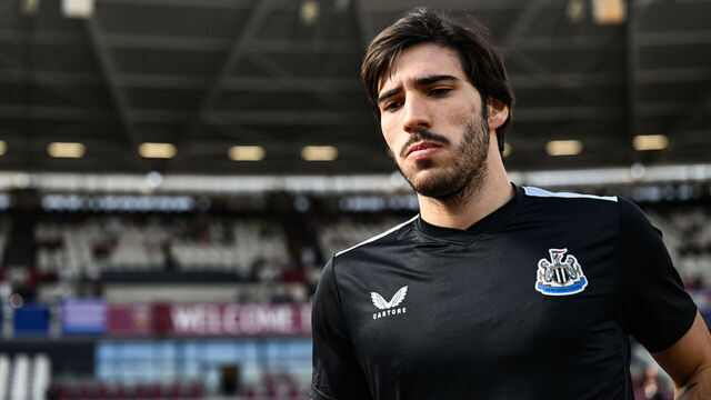 LONDON, ENGLAND - OCTOBER 08: Sandro Tonali of Newcastle United (8) warms up during the Premier League match between West Ham United and Newcastle United at London Stadium on October 08, 2023 in London, England.