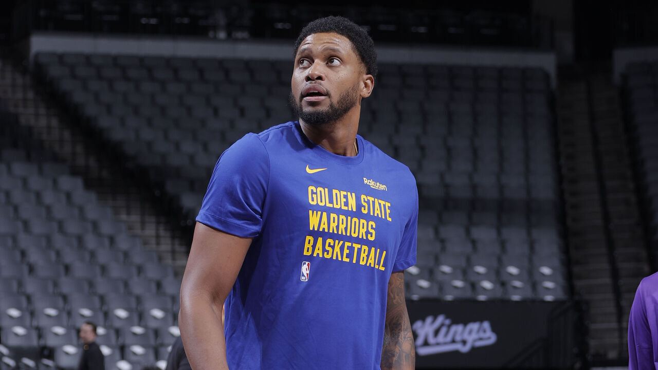 SACRAMENTO, CA - OCTOBER 15: Rudy Gay #33 of the Golden State Warriors warms up before the game against the Sacramento Kings on October 15, 2023 at Golden 1 Center in Sacramento, California. Mandatory Copyright Notice: Copyright 2023 NBAE