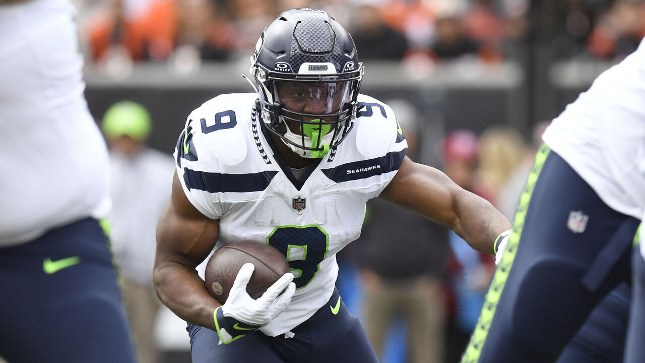 CINCINNATI, OH - OCTOBER 15: Seattle Seahawks Running Back Kenneth Walker III (9) carries during the NFL game between the Seattle Seahawks and the Cincinnati Bengals on October 15, 2023, at Paycor Stadium in Cincinnati, Ohio.
