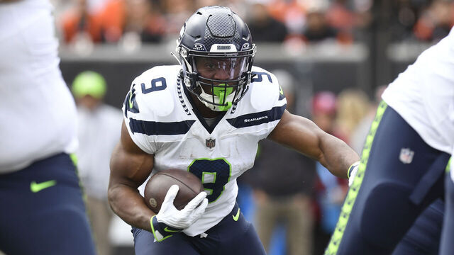 CINCINNATI, OH - OCTOBER 15: Seattle Seahawks Running Back Kenneth Walker III (9) carries during the NFL game between the Seattle Seahawks and the Cincinnati Bengals on October 15, 2023, at Paycor Stadium in Cincinnati, Ohio.