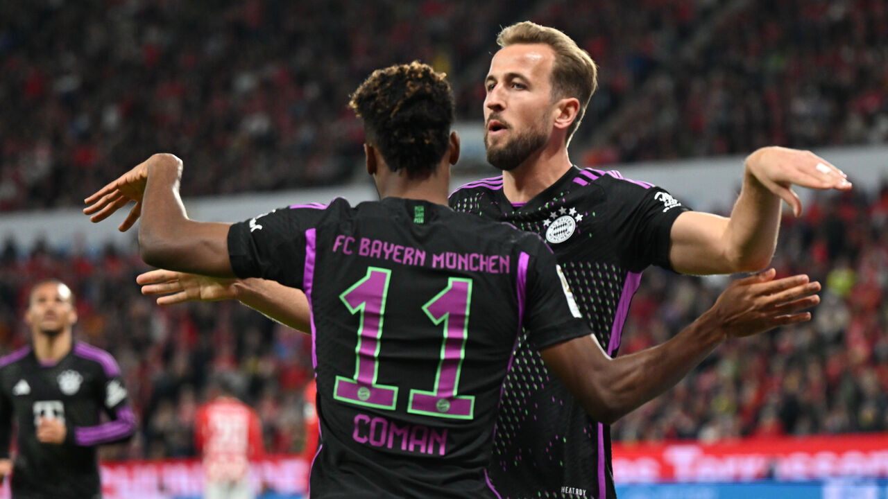 21 October 2023, Rhineland-Palatinate, Mainz: Soccer: Bundesliga, 1. FSV Mainz 05 - FC Bayern Munich, Matchday 8, at Mewa Arena. Munich's Kingsley Coman (l) and Harry Kane cheer after the goal for 1:0. Photo: Arne Dedert/dpa - IMPORTANT NOTE: In accordance with the requirements of the DFL Deutsche Fußball Liga and the DFB Deutscher Fußball-Bund, it is prohibited to use or have used photographs taken in the stadium and/or of the match in the form of sequence pictures and/or video-like photo series.