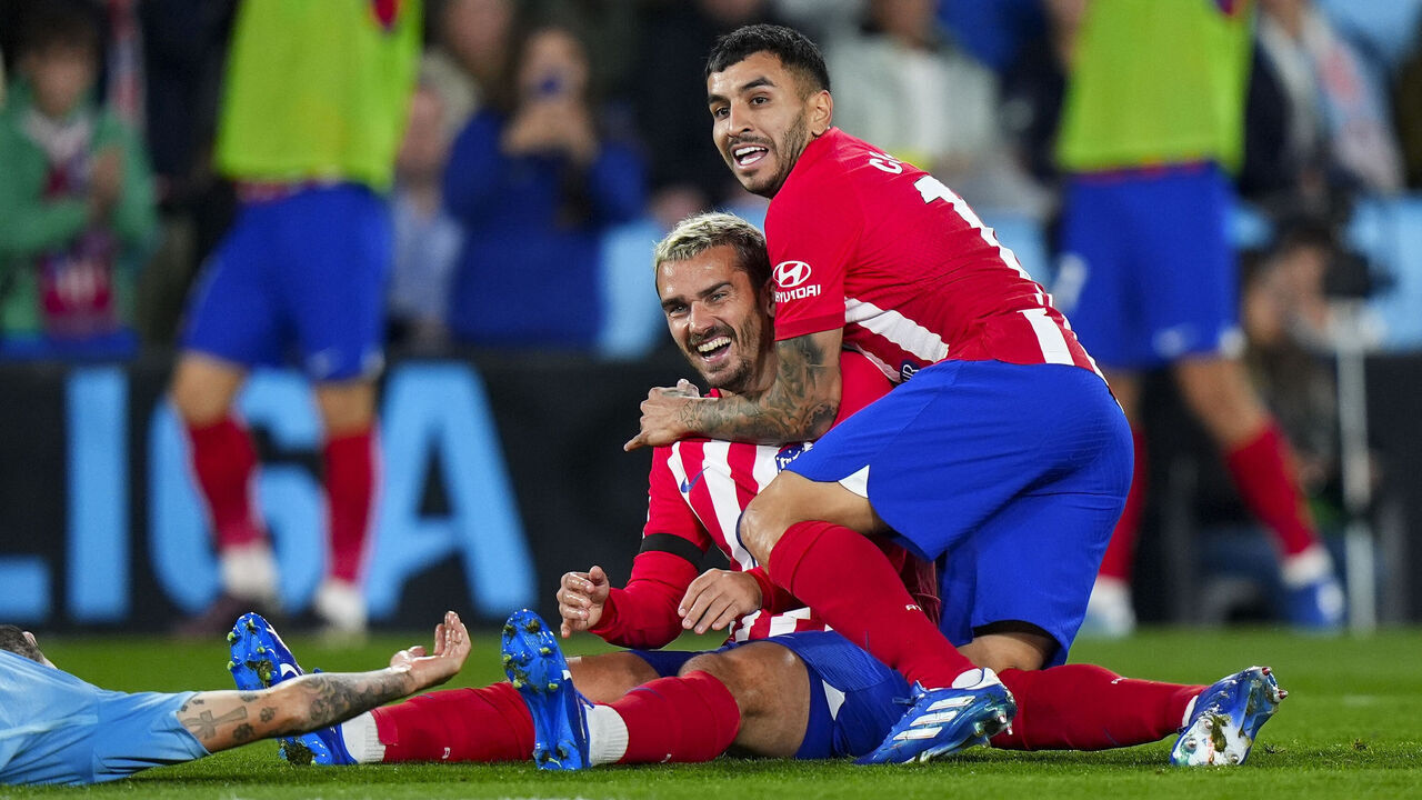 VIGO, SPAIN - OCTOBER 21: Antoine Griezmann of Atletico de Madrid celebrates after scoring his team's second goal during the LaLiga EA Sports match between Celta Vigo and Atletico Madrid at Estadio Balaidos on October 21, 2023 in Vigo, Spain.
