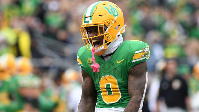 EUGENE, OR - OCTOBER 21: Oregon Ducks running back Bucky Irving (0) reacts after a 40-yard run in the second quarter during a college football game between the Oregon Ducks and Washington State Cougars on October 21, 2023, at Autzen Stadium in Eugene, Oregon.