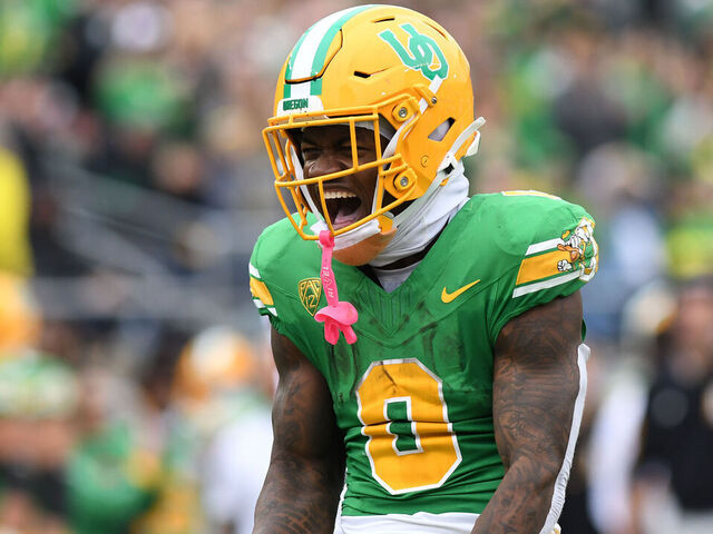 EUGENE, OR - OCTOBER 21: Oregon Ducks running back Bucky Irving (0) reacts after a 40-yard run in the second quarter during a college football game between the Oregon Ducks and Washington State Cougars on October 21, 2023, at Autzen Stadium in Eugene, Oregon.