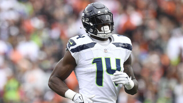 CINCINNATI, OH - OCTOBER 15: Seattle Seahawks Wide Receiver DK Metcalf (14) runs across the field during the NFL game between the Seattle Seahawks and the Cincinnati Bengals on October 15, 2023, at Paycor Stadium in Cincinnati, Ohio.