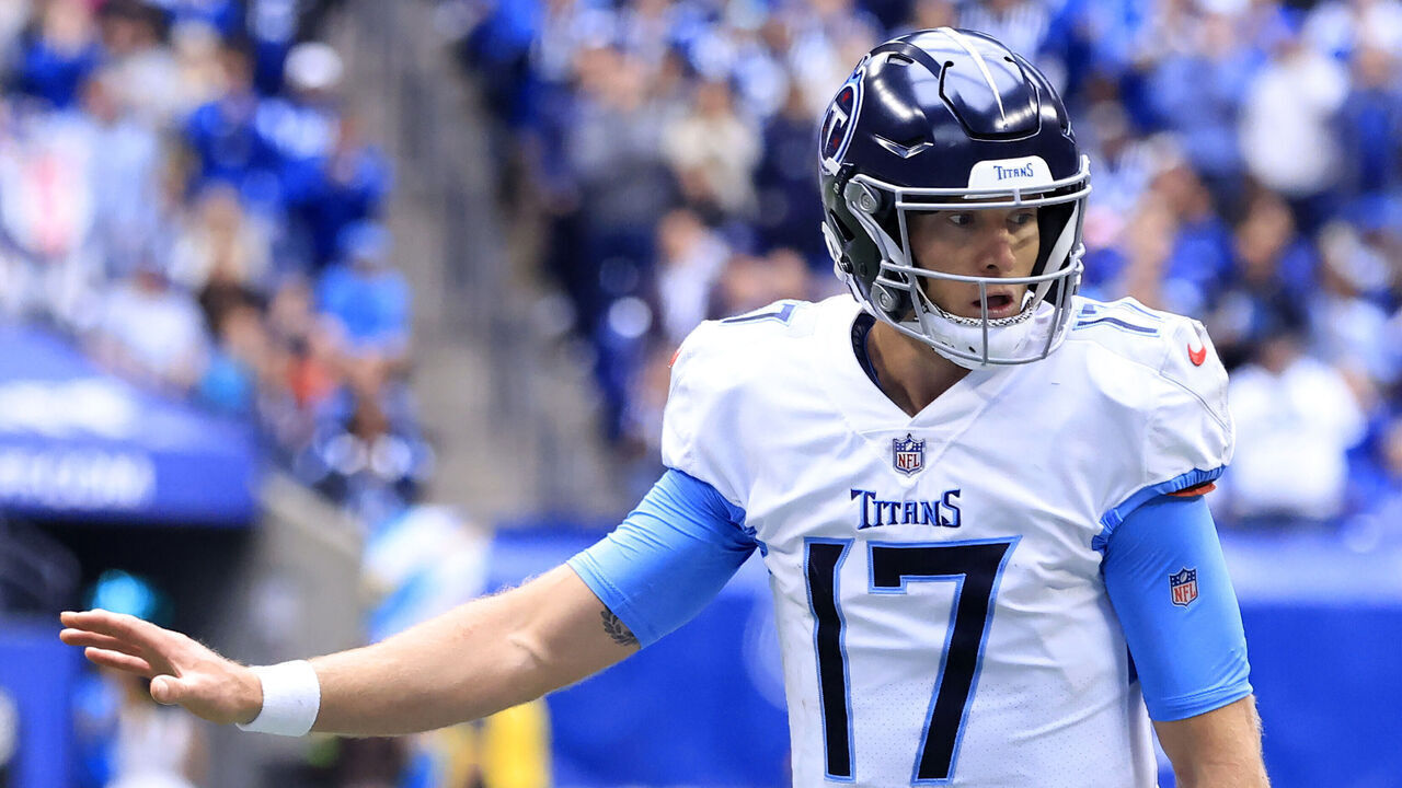 INDIANAPOLIS, INDIANA - OCTOBER 08: Ryan Tannehill #17 of the Tennessee Titans directs his team in the game against the Indianapolis Colts at Lucas Oil Stadium on October 08, 2023 in Indianapolis, Indiana.