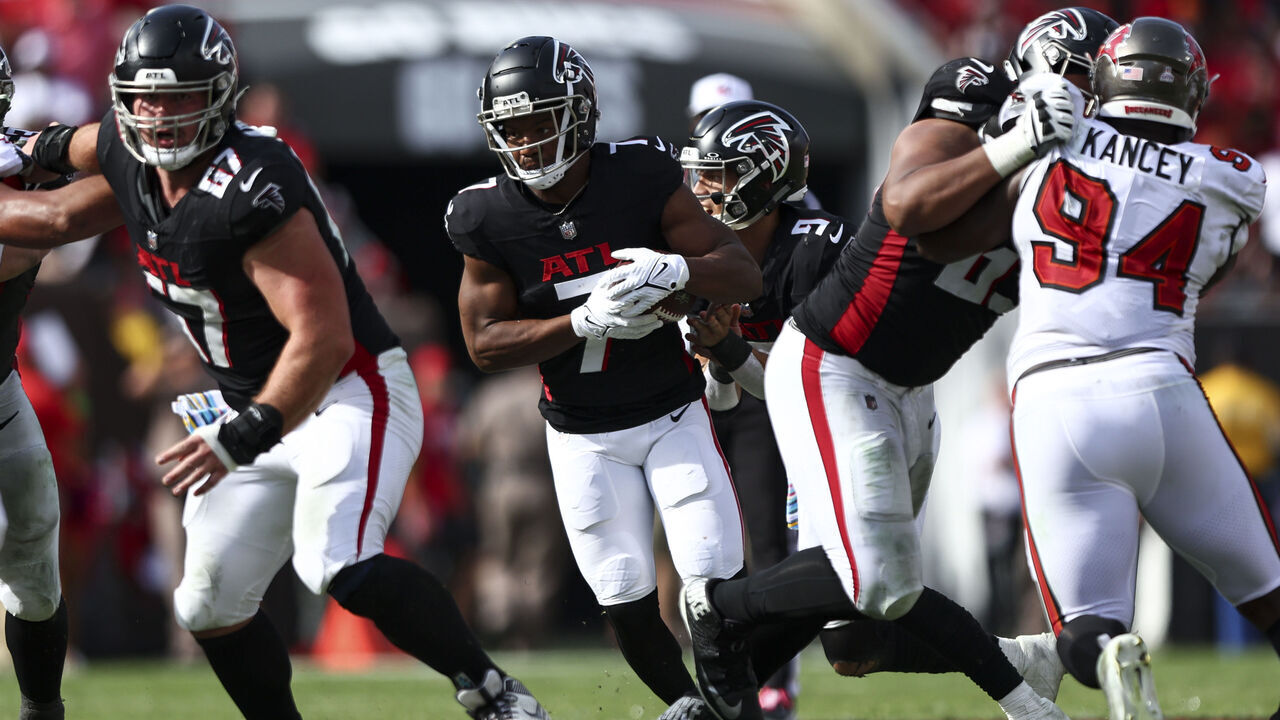 TAMPA, FL - OCTOBER 22: Bijan Robinson #7 of the Atlanta Falcons carries the ball during the fourth quarter of an NFL football game against the Tampa Bay Buccaneers at Raymond James Stadium on October 22, 2023 in Tampa, Florida.