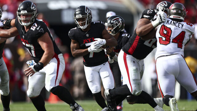 TAMPA, FL - OCTOBER 22: Bijan Robinson #7 of the Atlanta Falcons carries the ball during the fourth quarter of an NFL football game against the Tampa Bay Buccaneers at Raymond James Stadium on October 22, 2023 in Tampa, Florida.