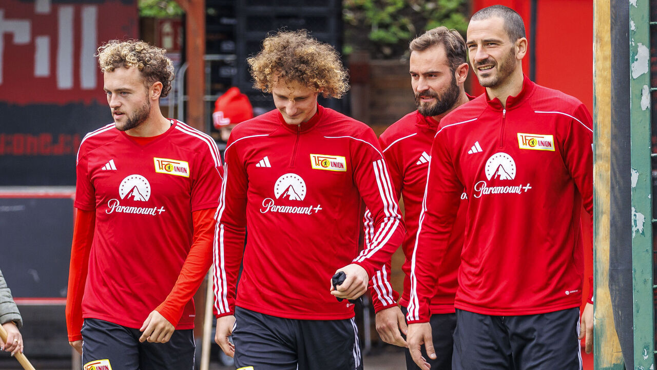 23 October 2023, Berlin: Soccer: Champions League, before the match Union Berlin - SSC Napoli, training Union Berlin, An der Alten Försterei. Benedict Hollerbach (l-r), Alex Kral, Lucas Tousart and Leonardo Bonucci run to training. Photo: Andreas Gora/dpa