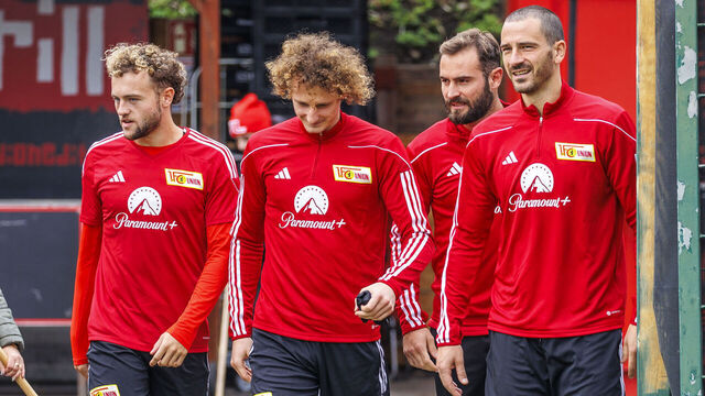 23 October 2023, Berlin: Soccer: Champions League, before the match Union Berlin - SSC Napoli, training Union Berlin, An der Alten Försterei. Benedict Hollerbach (l-r), Alex Kral, Lucas Tousart and Leonardo Bonucci run to training. Photo: Andreas Gora/dpa