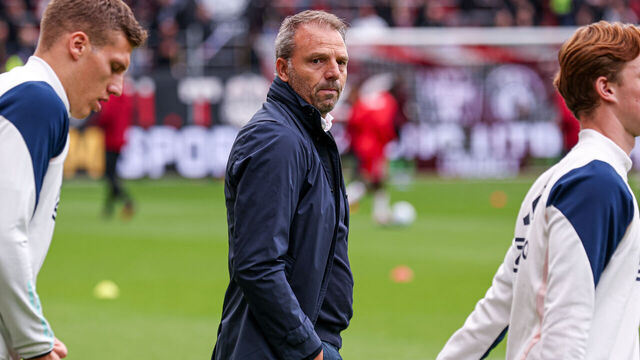 UTRECHT, NETHERLANDS - OCTOBER 22: head coach Maurice Steijn of Ajax during the Dutch Eredivisie match between FC Utrecht and Ajax at Stadion Galgenwaard on October 22, 2023 in Utrecht, Netherlands.