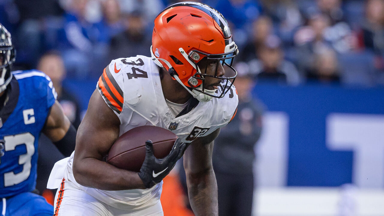 INDIANAPOLIS, INDIANA - OCTOBER 22: Jerome Ford #34 of the Cleveland Browns runs the ball during the game against the Indianapolis Colts at Lucas Oil Stadium on October 22, 2023 in Indianapolis, Indiana.
