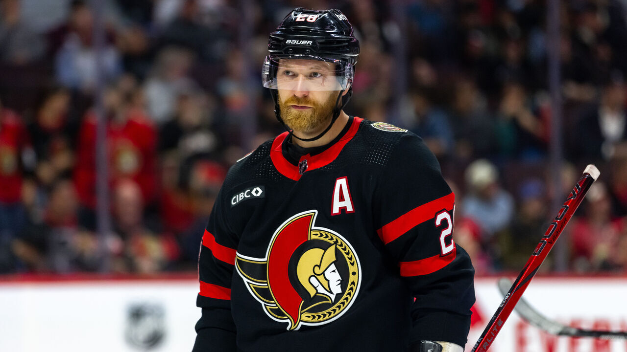 OTTAWA, ON - OCTOBER 15: Ottawa Senators Right Wing Claude Giroux (28) before a face-off during first period National Hockey League action between the Tampa Bay Lightning and Ottawa Senators on October 15, 2023, at Canadian Tire Centre in Ottawa, ON, Canada.