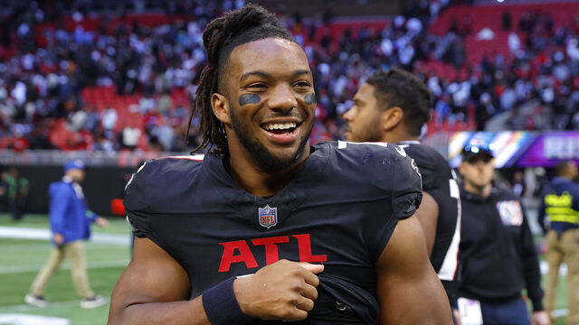 ATLANTA, GEORGIA - OCTOBER 08: Bijan Robinson #7 of the Atlanta Falcons celebrates after beating the Houston Texans 21-19 at Mercedes-Benz Stadium on October 08, 2023 in Atlanta, Georgia.