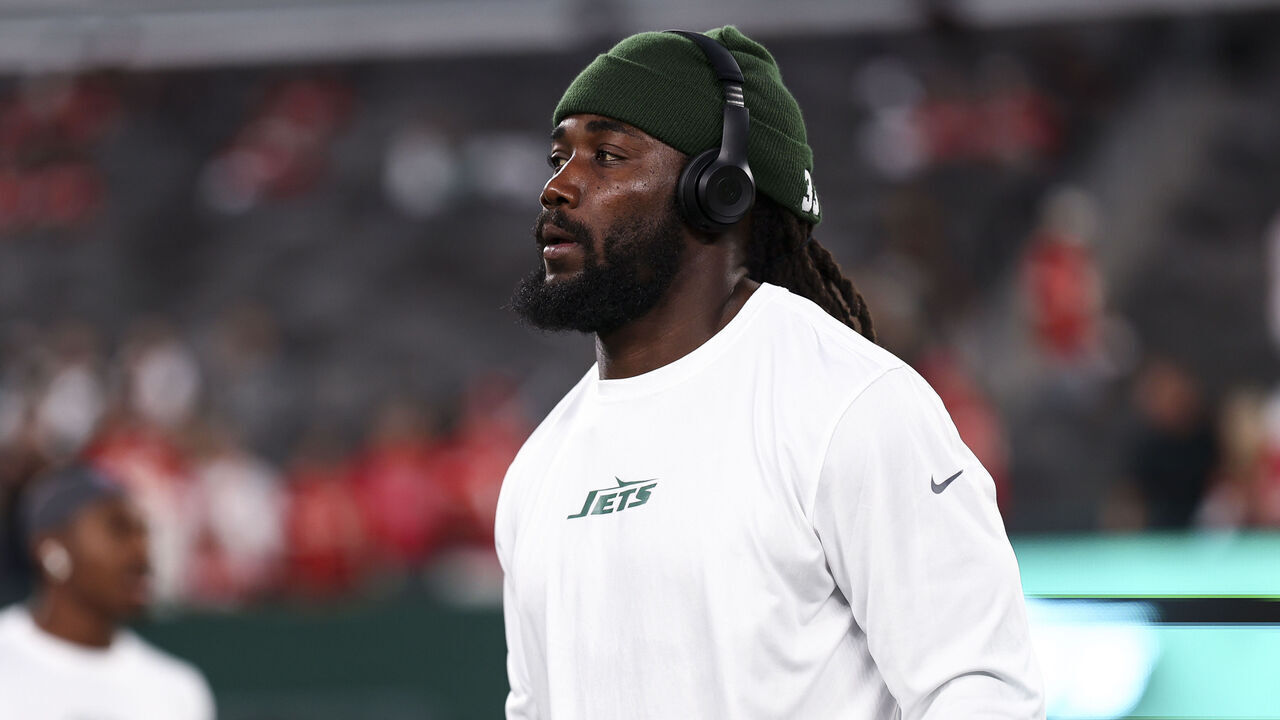 EAST RUTHERFORD, NJ - OCTOBER 1: Dalvin Cook #33 of the New York Jets warms up prior to an NFL football game against the Kansas City Chiefs at MetLife Stadium on October 1, 2023 in East Rutherford, New Jersey.