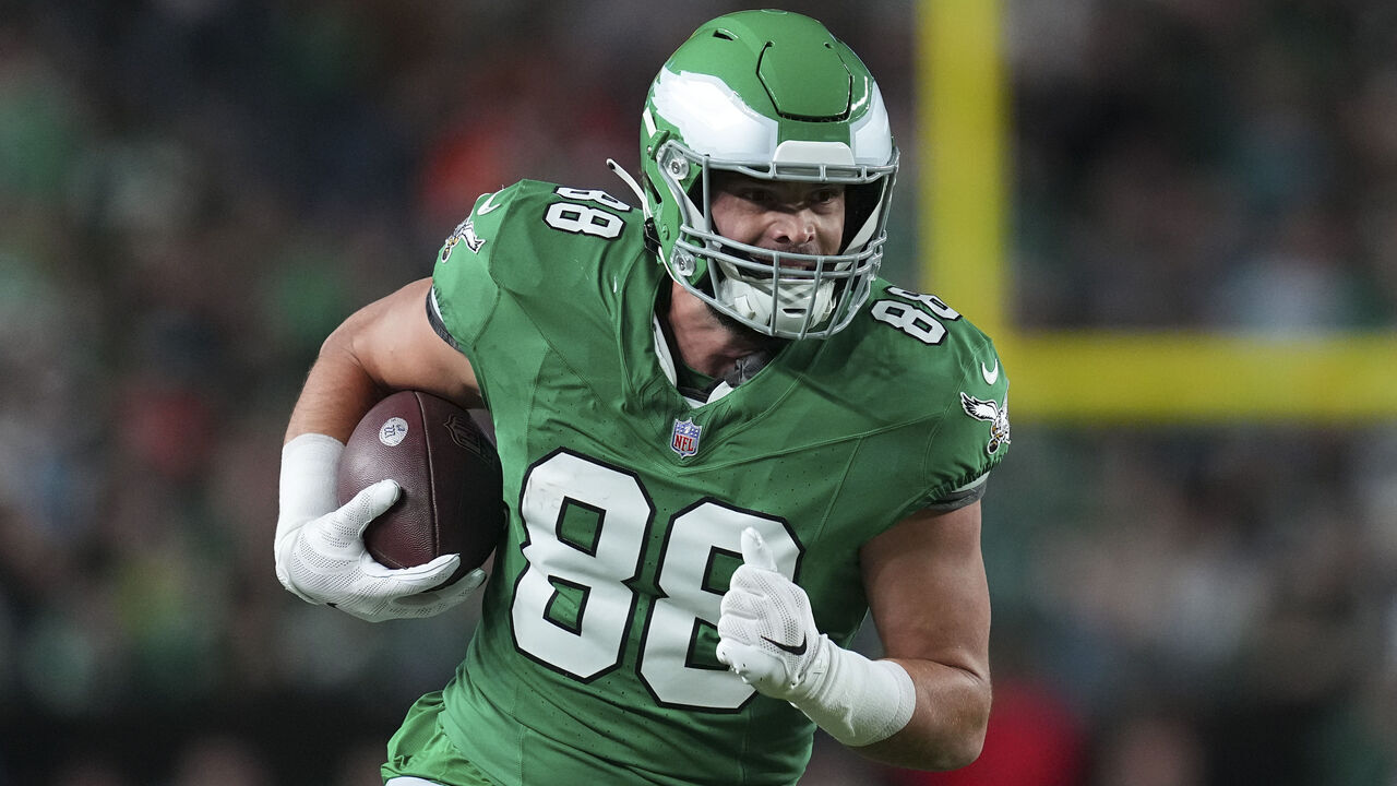 PHILADELPHIA, PENNSYLVANIA - OCTOBER 22: Dallas Goedert #88 of the Philadelphia Eagles runs with the ball against the Miami Dolphins at Lincoln Financial Field on October 22, 2023 in Philadelphia, Pennsylvania.