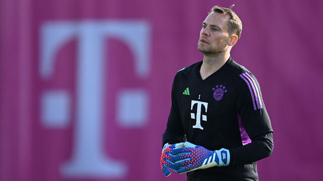23 October 2023, Bavaria, Munich: Goalkeeper Manuel Neuer warms up during a training session of FC Bayern Munich. Photo: Lennart Preiss/dpa