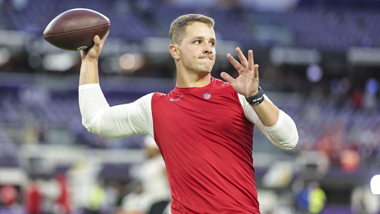 MINNEAPOLIS, MINNESOTA - OCTOBER 23: Brock Purdy #13 of the San Francisco 49ers throws a pass as he warms up prior to an NFL football game between the Minnesota Vikings and the San Francisco 49ers at U.S. Bank Stadium on October 23, 2023 in Minneapolis, Minnesota.