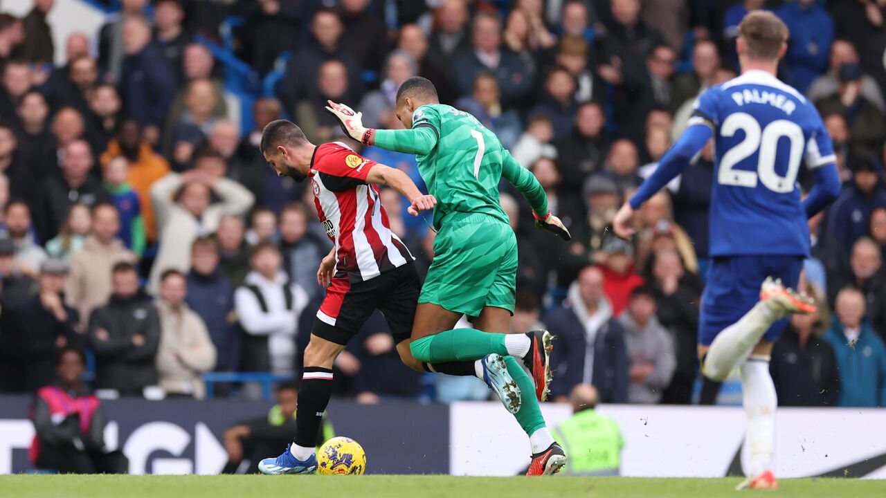 LONDON, ENGLAND - OCTOBER 28: Neal Maupay of Brentford is chased by Chelsea goalkeeper Robert Sanchez on the way to score their second goal during the Premier League match between Chelsea FC and Brentford FC at Stamford Bridge on October 28, 2023 in London, England.