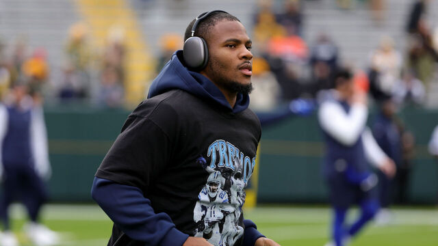 GREEN BAY, WISCONSIN - NOVEMBER 13: Micah Parsons #11 of the Dallas Cowboys warms up during pregame against the Green Bay Packers at Lambeau Field on November 13, 2022 in Green Bay, Wisconsin.