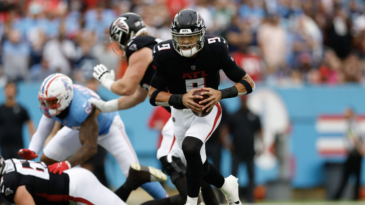 NASHVILLE, TENNESSEE - OCTOBER 29: Desmond Ridder #9 of the Atlanta Falcons runs with the ball during the first quarter of the game against the Tennessee Titans at Nissan Stadium on October 29, 2023 in Nashville, Tennessee.