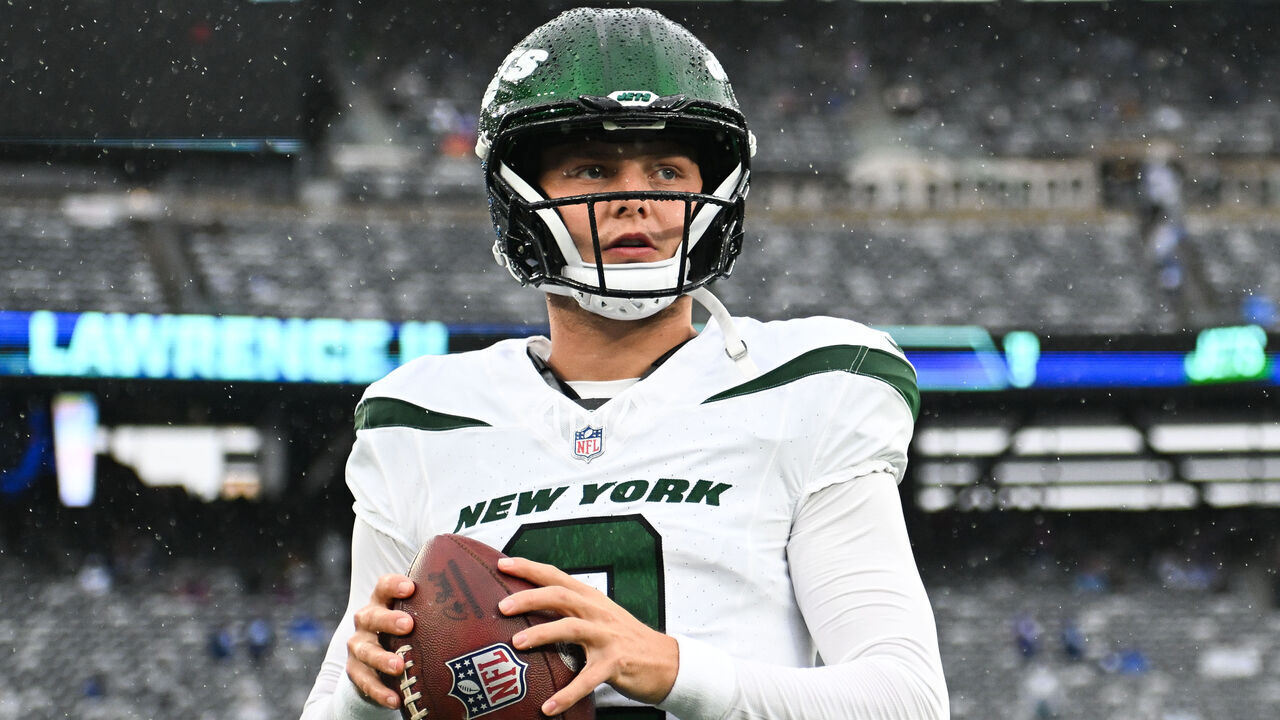 EAST RUTHERFORD, NJ - OCTOBER 29: Zach Wilson #2 of the New York Jets throws the football prior to the start of the game against the New York Giants at MetLife Stadium on October 29, 2023 in East Rutherford, New Jersey.