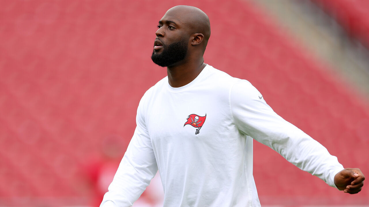 TAMPA, FLORIDA - JANUARY 01: Leonard Fournette #7 of the Tampa Bay Buccaneers warms up before playing against the Carolina Panthers at Raymond James Stadium on January 01, 2023 in Tampa, Florida.