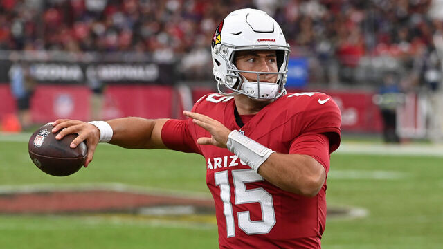 GLENDALE, ARIZONA - OCTOBER 29: Clayton Tune #15 of the Arizona Cardinals warms up against the Baltimore Ravens at State Farm Stadium on October 29, 2023 in Glendale, Arizona.