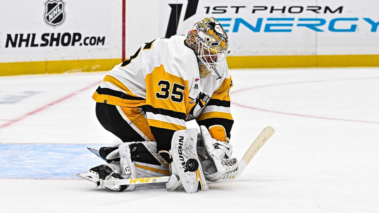ST. LOUIS, MO - OCTOBER 21: Pittsburgh Penguins goaltender Tristan Jarry (35) makes a blocker save on a bouncing puck during a regular season game between the Pittsburgh Penquins and the St. Louis Blues on October 21 2023, at the Enterprise Center in St. Louis MO