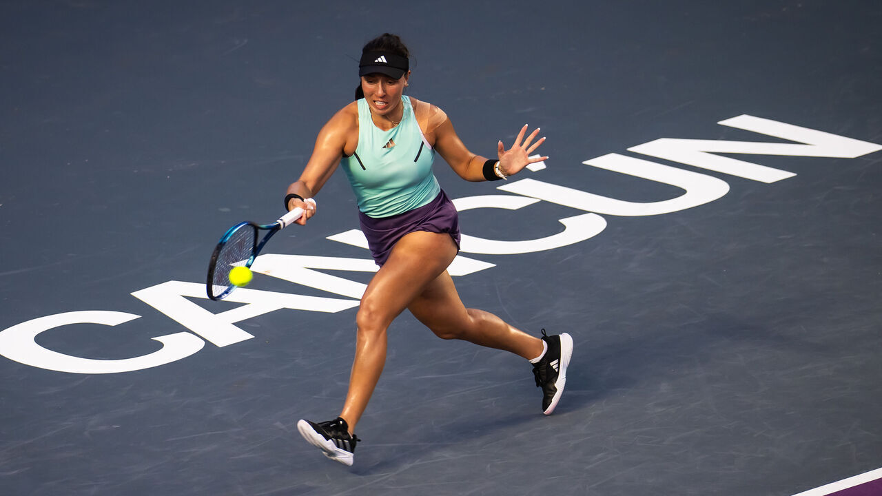 CANCUN, MEXICO - OCTOBER 31: Jessica Pegula of the United States in action against Aryna Sabalenka during the second round robin match on Day 3 of the GNP Seguros WTA Finals Cancun 2023 part of the Hologic WTA Tour on October 31, 2023 in Cancun, Mexico