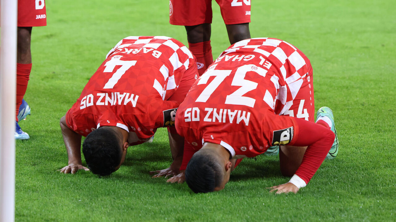 MOENCHENGLADBACH, GERMANY - OCTOBER 6: Aymane Barkok of 1. FSV Mainz 05 celebrates with teammate Anwar El Ghazi after scoring his teams second goal during the Bundesliga match between Borussia Mönchengladbach and 1. FSV Mainz 05 at Borussia Park Stadium on October 6, 2023 in Moenchengladbach, Germany.
