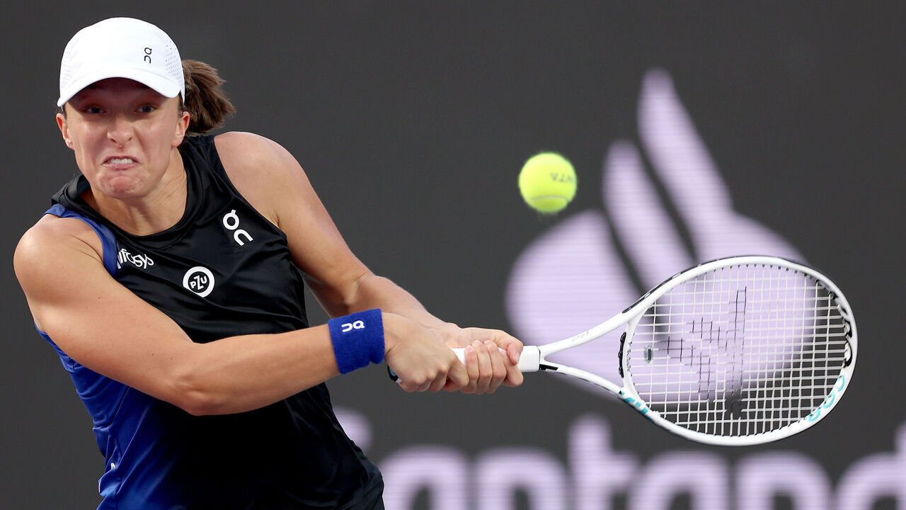 CANCUN, MEXICO - NOVEMBER 01: Iga Swiatek of Poland returns a shot to Coco Gauff of United States during day 4 of the GNP Seguros WTA Finals Cancun 2023 part of the Hologic WTA Tour on November 01, 2023 in Cancun, Mexico.