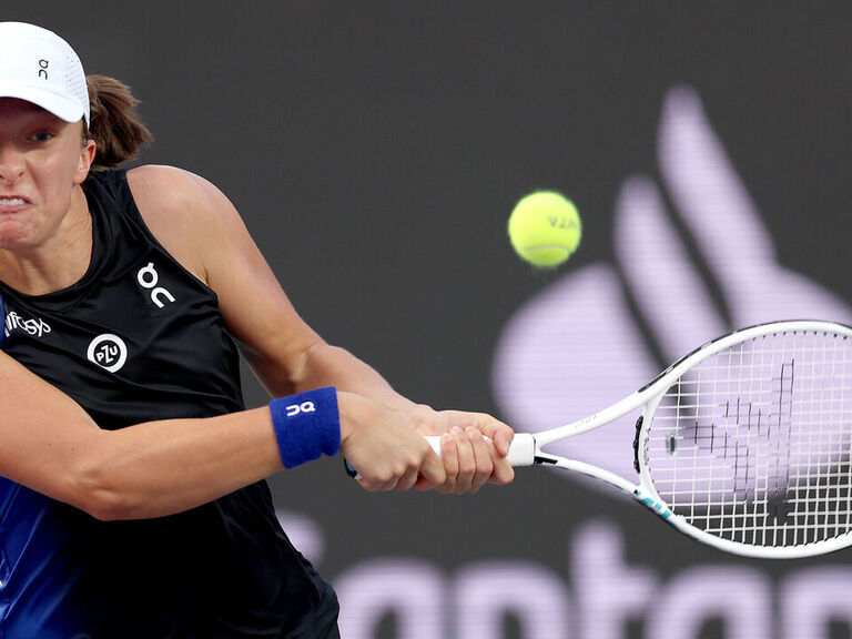 WTA Finals: Swiatek improves to 2-0 in round-robin play