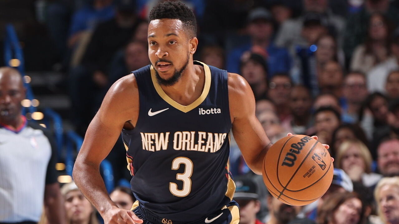 OKLAHOMA CITY, OK - NOVEMBER 1: CJ McCollum #3 of the New Orleans Pelicans dribbles the ball during the game against the Oklahoma City Thunder on November 1, 2023 at Paycom Arena in Oklahoma City, Oklahoma. Mandatory Copyright Notice: Copyright 2023 NBAE