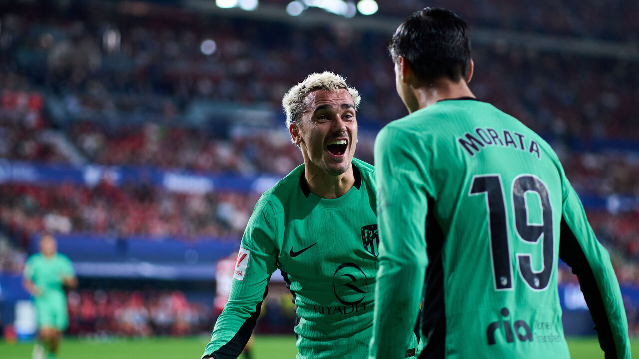 PAMPLONA, SPAIN - SEPTEMBER 28: Antoine Griezmann of Atletico de Madrid celebrates with his teammate Alvaro Morata of Atletico de Madrid after scoring the first goal during the LaLiga EA Sports match between CA Osasuna and Atletico Madrid at Estadio El Sadar on September 28, 2023 in Pamplona, Spain.