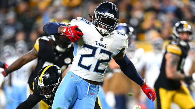 PITTSBURGH, PENNSYLVANIA - NOVEMBER 02: Derrick Henry #22 of the Tennessee Titans runs the ball in the first half against the Pittsburgh Steelers at Acrisure Stadium on November 02, 2023 in Pittsburgh, Pennsylvania.