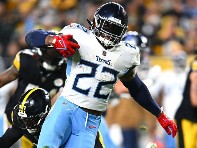 PITTSBURGH, PENNSYLVANIA - NOVEMBER 02: Derrick Henry #22 of the Tennessee Titans runs the ball in the first half against the Pittsburgh Steelers at Acrisure Stadium on November 02, 2023 in Pittsburgh, Pennsylvania.