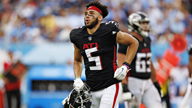NASHVILLE, TENNESSEE - OCTOBER 29: Drake London #5 of the Atlanta Falcons jogs off the field after his helmet knocked off during the game against the Tennessee Titans at Nissan Stadium on October 29, 2023 in Nashville, Tennessee. The Titans defeated the Falcons 28-23.