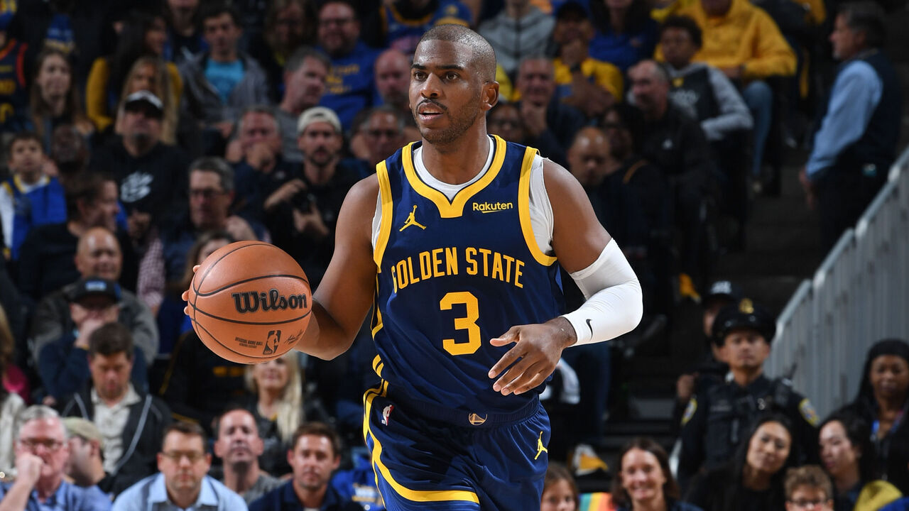 SAN FRANCISCO, CA - NOVEMBER 1: Chris Paul #3 of the Golden State Warriors dribbles the ball during the game against the Sacramento Kings on November 1, 2023 at Chase Center in San Francisco, California. NOTE TO USER: User expressly acknowledges and agrees that, by downloading and or using this photograph, user is consenting to the terms and conditions of Getty Images License Agreement. Mandatory Copyright Notice: Copyright 2023 NBAE