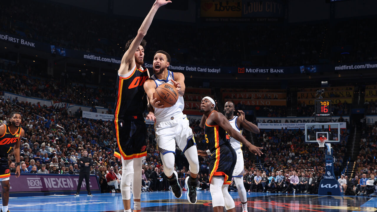OKLAHOMA CITY, OK - NOVMEBER 3: Stephen Curry #30 of the Golden State Warriors drives to the basket during the game against the Oklahoma City Thunder during the In-Season Tournament on November 3, 2023 at Paycom Arena in Oklahoma City, Oklahoma. Mandatory Copyright Notice: Copyright 2023 NBAE