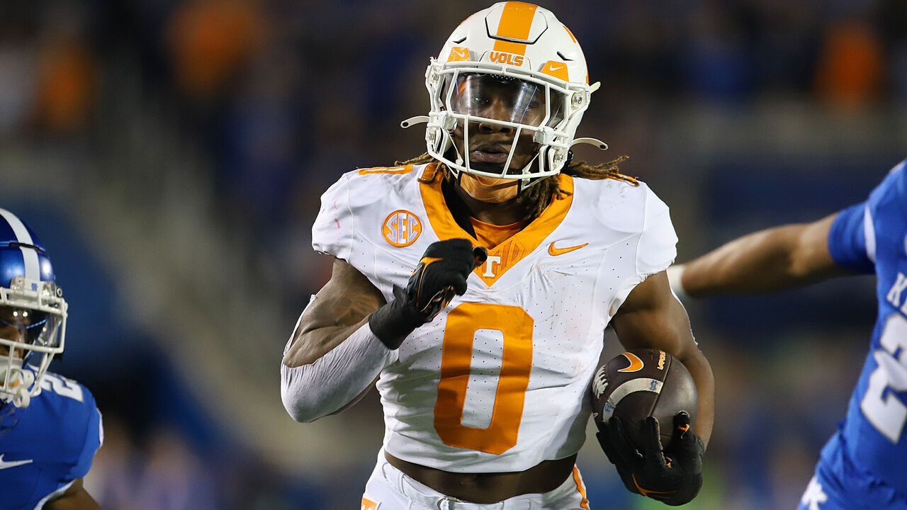 LEXINGTON, KY - OCTOBER 28: Tennessee Volunteers running back Jaylen Wright (0) eludes Kentucky Wildcats defensive back Andru Phillips (23) in a game between the Tennessee Volunteers and the Kentucky Wildcats on October 28, 2023, at Kroger Field in Lexington, KY.